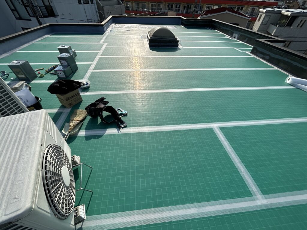 自着シート防水が全体に張れました。この状態から、ウレタン防水層を施工して行きます。