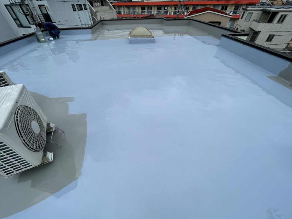 ウレタン防水1層も2層もトップもエアコン室外機を移動しながら、2回に分けて施工をしました。