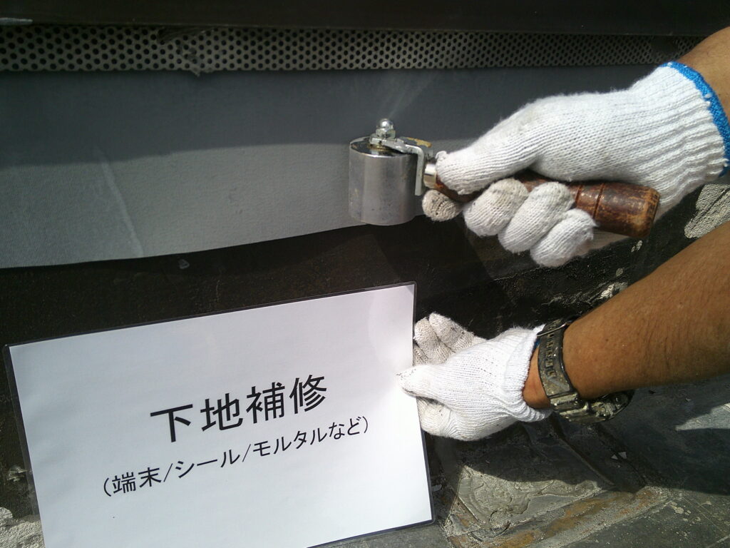 立上りのゴムシートが撤去できない箇所は、浮いているところを部分的に補修して圧着させていきます。