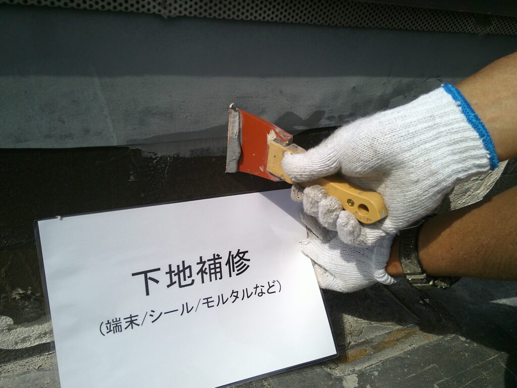 立上りのゴムシートが撤去できない箇所は、浮いているところを部分的に補修して圧着させていきます。