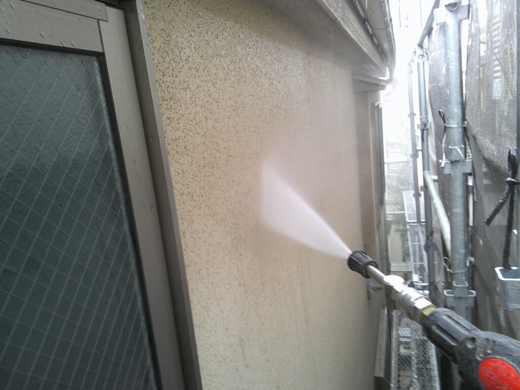 高圧洗浄して汚れを取ります。<br />
