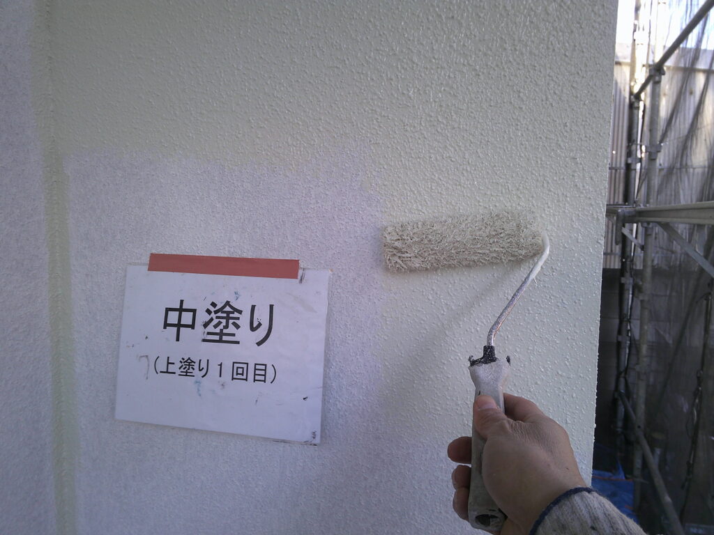 外壁塗装、中塗り(上塗り1回目)の様子。<br />
エスケー化研　プレミアム無機(SR-415)　<br />
