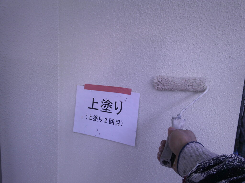 外壁塗装、上塗り(上塗り2回目)の様子。<br />
エスケー化研　プレミアム無機(SR-415)　<br />
