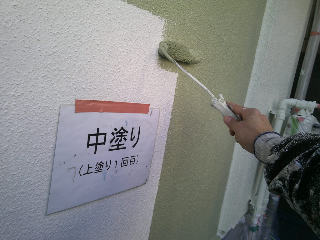 色分け部分の外壁塗装、中塗り(上塗り1回目)の様子。<br />
エスケー化研　プレミアム無機(SR-425)　
