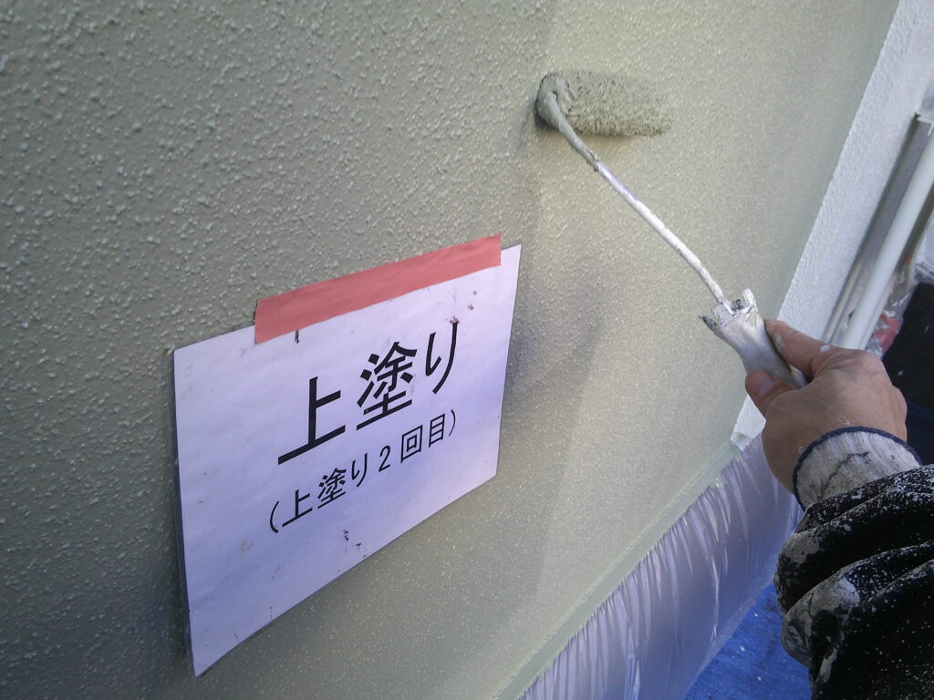 色分け部分の外壁塗装、上塗り(上塗り2回目)の様子。<br />
エスケー化研　プレミアム無機(SR-425)