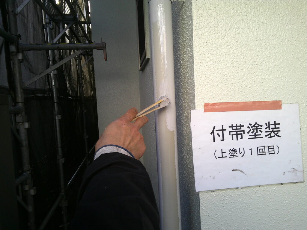 上塗り1回目の様子。<br />
日本ペイント　ファインパーフェクトトップ(グレー)