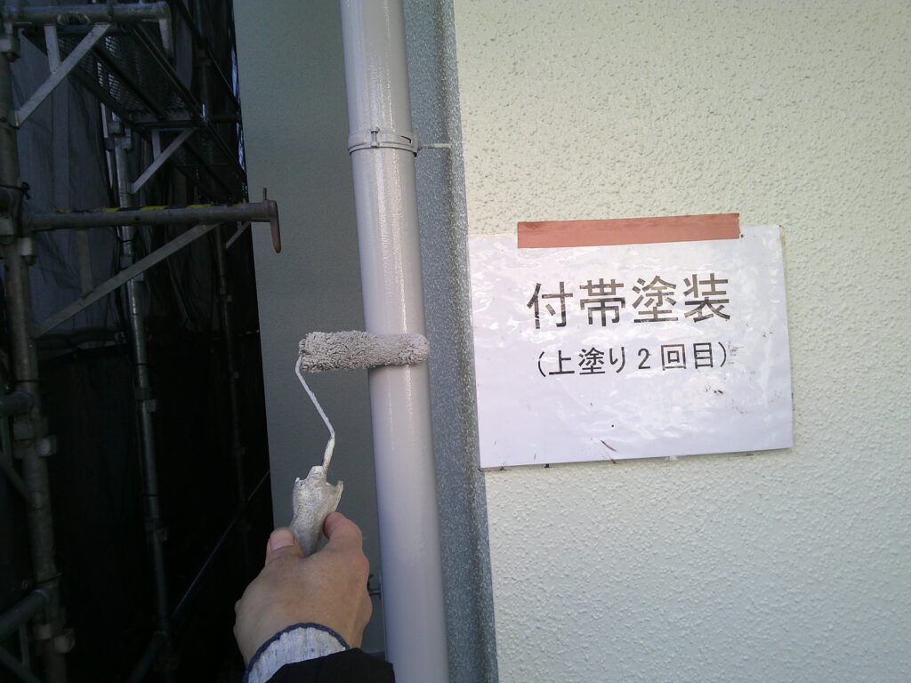 上塗り2回目の様子。<br />
日本ペイント　ファインパーフェクトトップ(グレー)