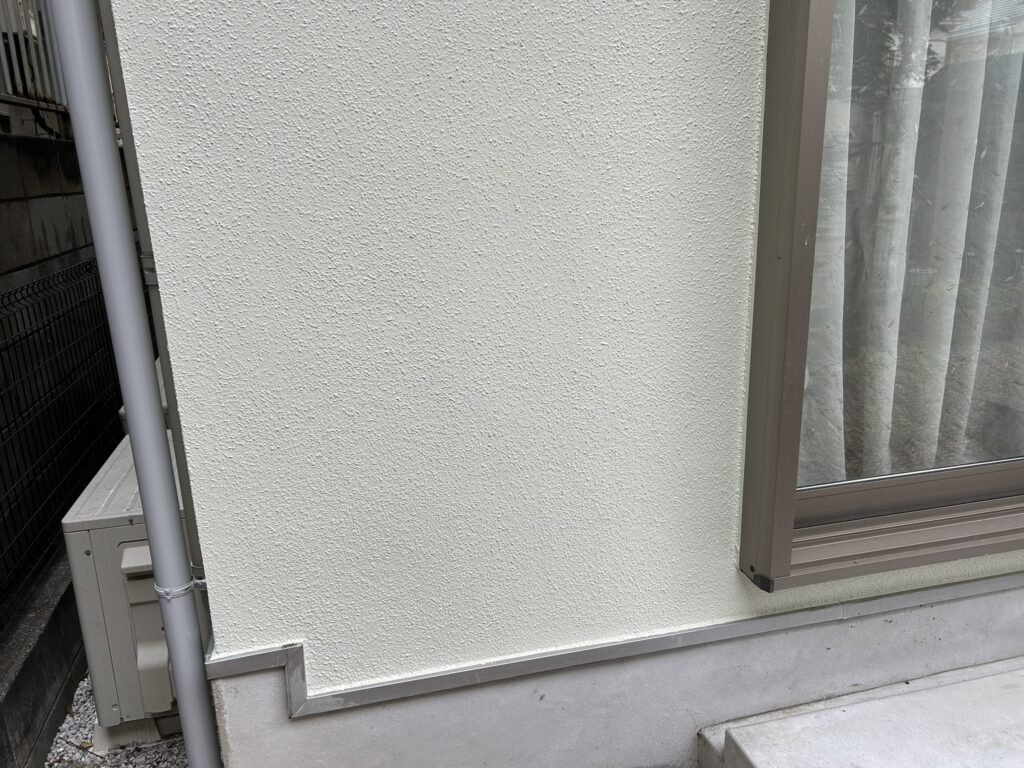 外壁にへばりついたツルもなくなり、キレイになりました。