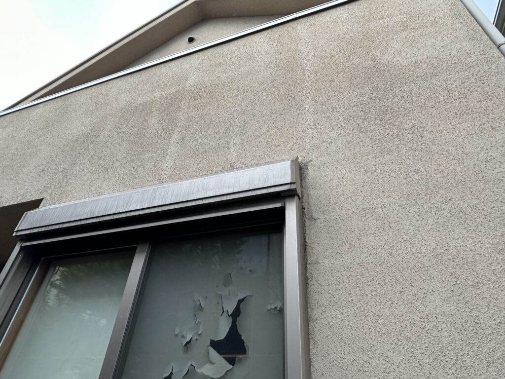 外壁にコケも見られます。