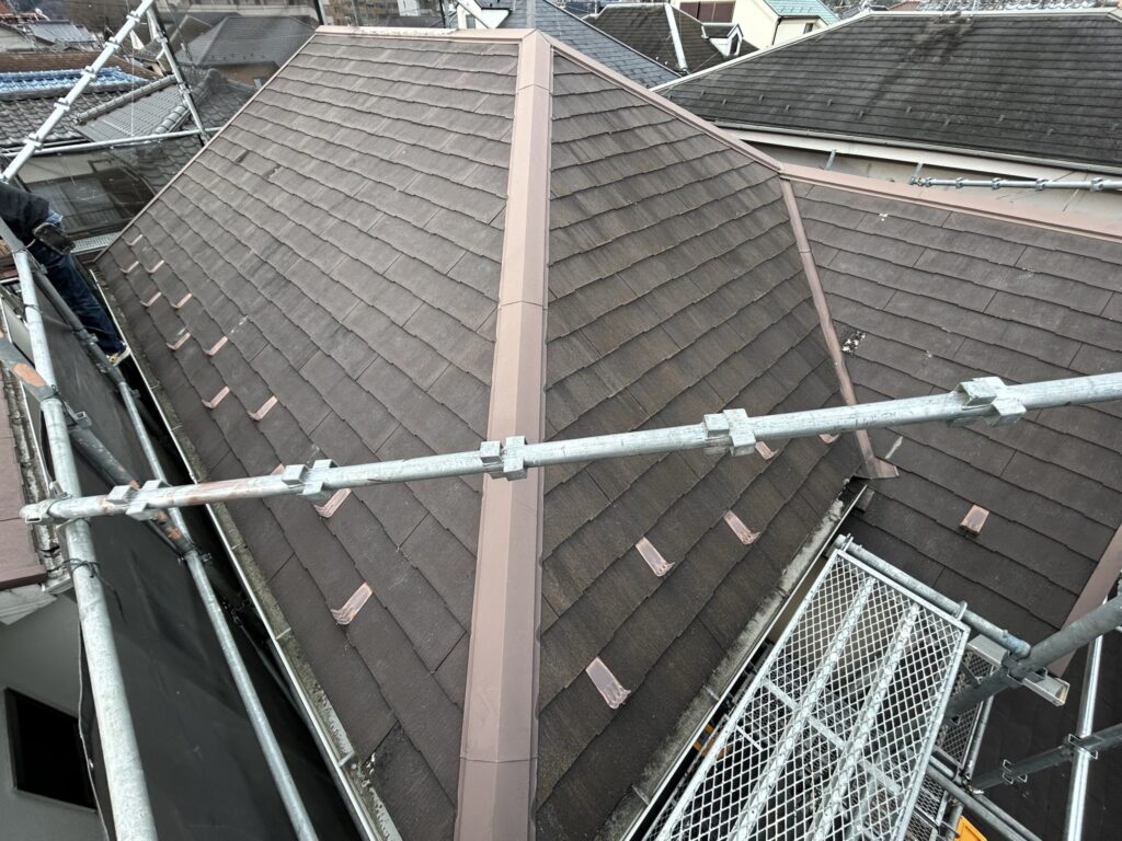 屋根かなり劣化しています。<br />
スレート屋根はひび割れが起きやすく、屋根材が劣化すると落下する恐れがあります。