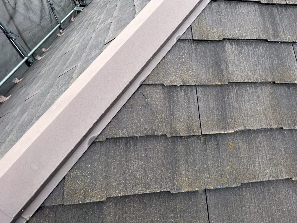 ひび割れがあります。放置しておくと欠落する恐れあり。