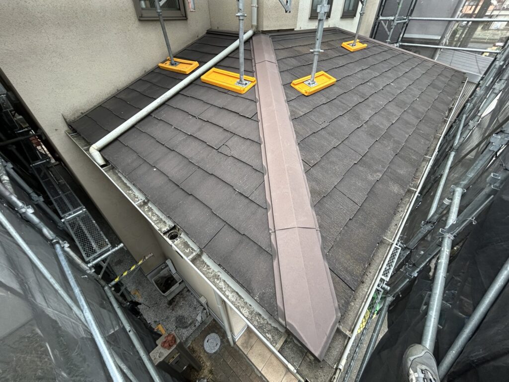 １階玄関の下屋根部分も屋根カバー工法を行います。