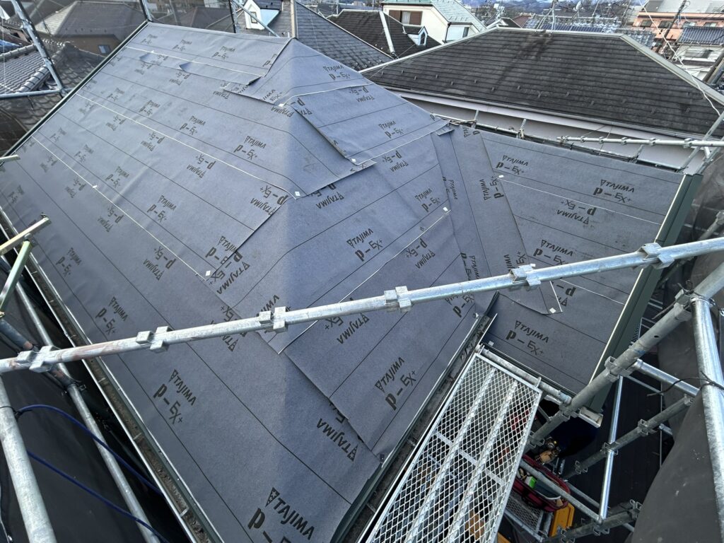 既存の屋根の上にアスファルトルーフィング(防水紙)を張って下地完了。