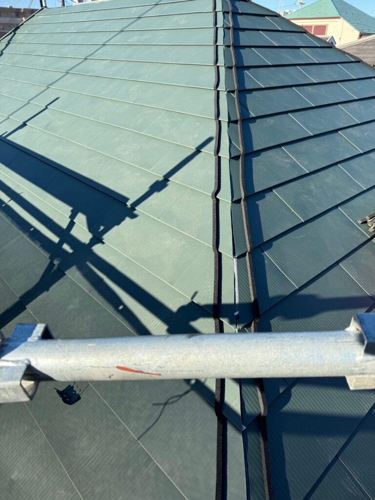 本体施工後、役物取り付け前に、隅棟部分には、スポンジ材の面戸を貼ってあります。