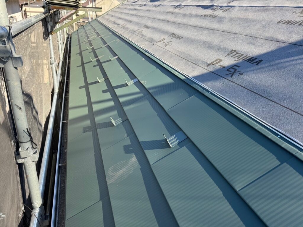 屋根本体施工中。<br />
ガルバリウム鋼板ＧＭルーフ(モスグリーン色)