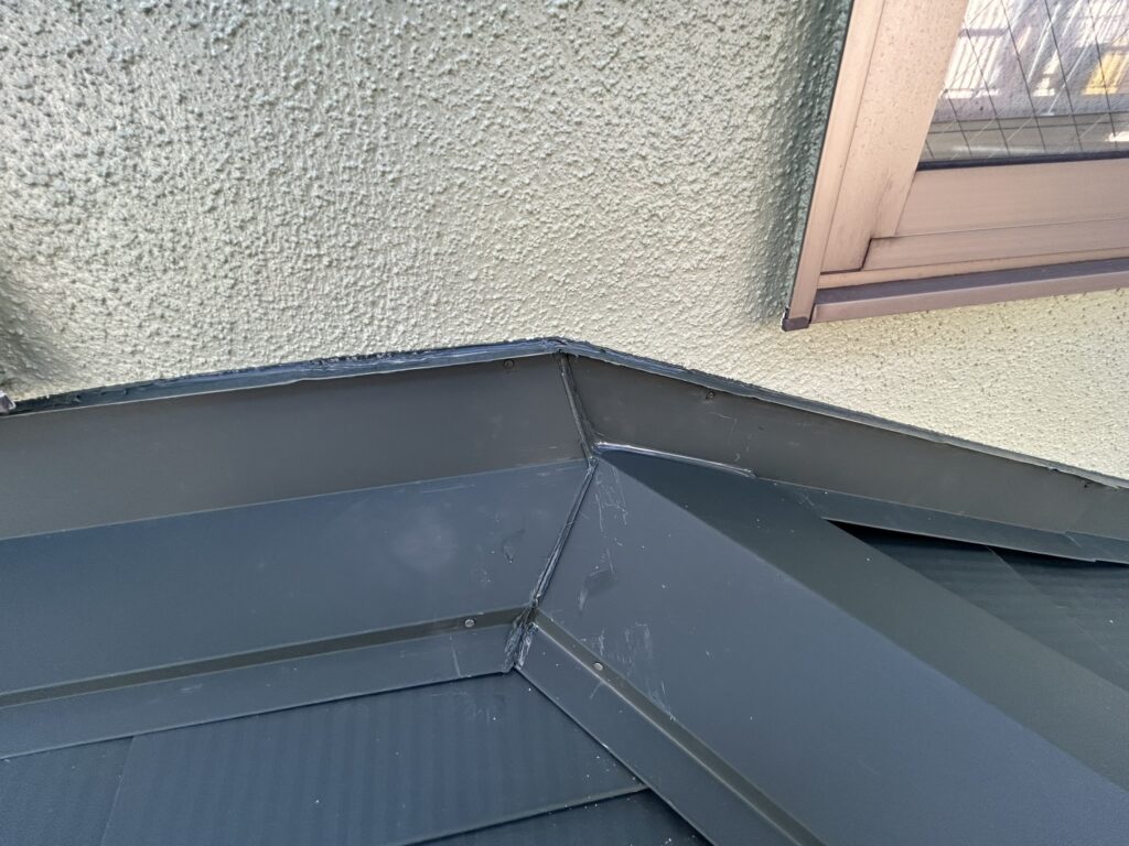 壁際雨押えの立上り部分にはコーキングを使用しているので、今後もメンテナンスは必要です。