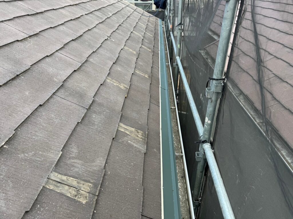 屋根の鼻先には、唐草水切りという役物を取り付けます。