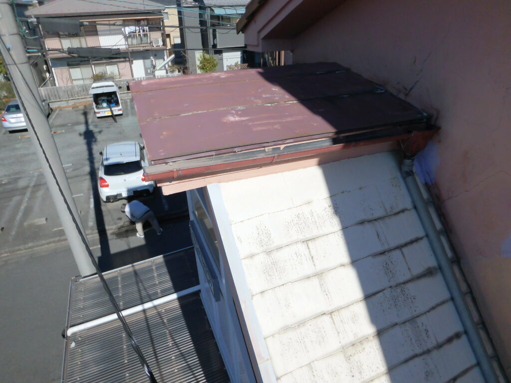 階段部分のスレート屋根も劣化がひどい。