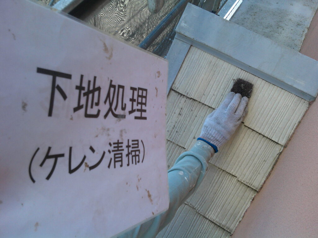 ケレン作業の様子。塗装前に目荒らし作業を行いました。※サービス工事にて塗装しておきました。