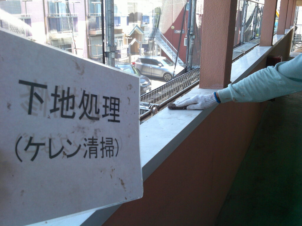 ケレン作業の様子。塗装前に目荒らし作業を行いました。※サービス工事にて塗装しておきました。