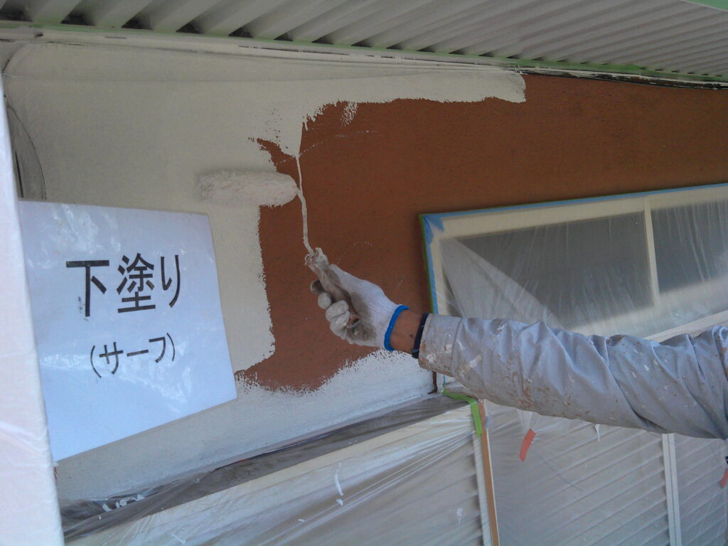 外壁塗装、下塗りの様子。<br />
日本ペイント　パーフェクトサーフ(下塗り)