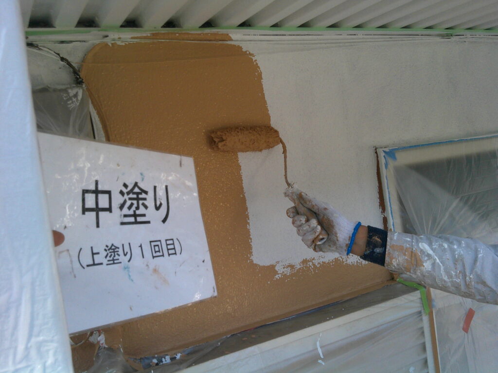 外壁塗装、中塗り(上塗り1回目)の様子。日本ペイント　パーフェクトトップ(17-60H)※特注色