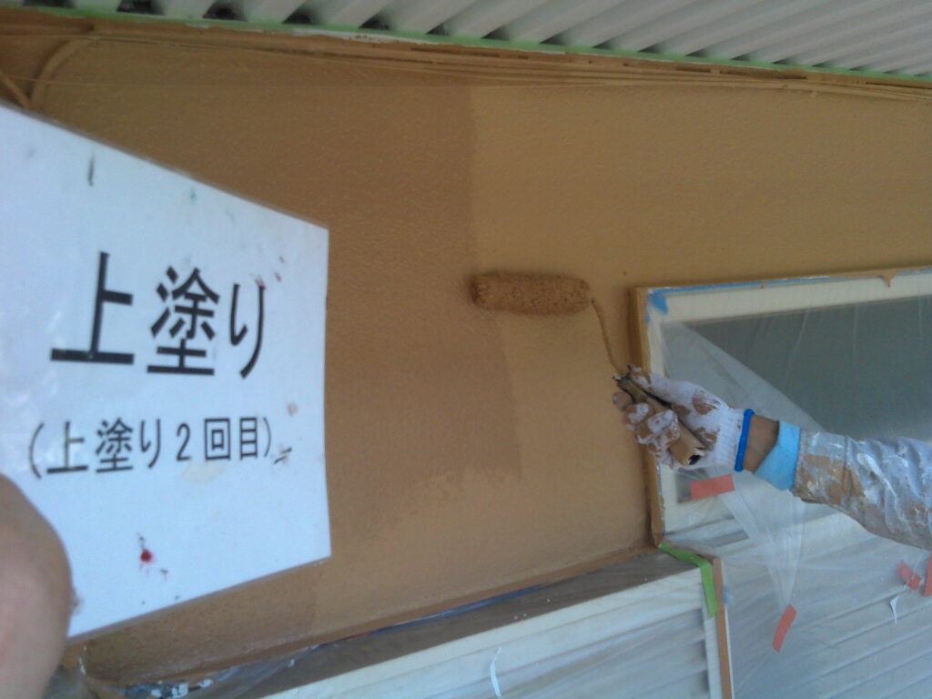 外壁塗装、上塗り(上塗り1回目)の様子。日本ペイント　パーフェクトトップ(17-60H)※特注色