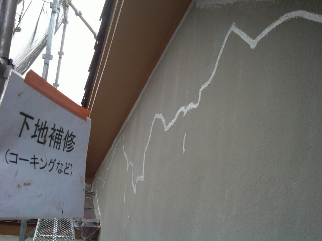 既存塗膜が剥がれなかった箇所と剥がした箇所の境目を、コーキング補修しました。