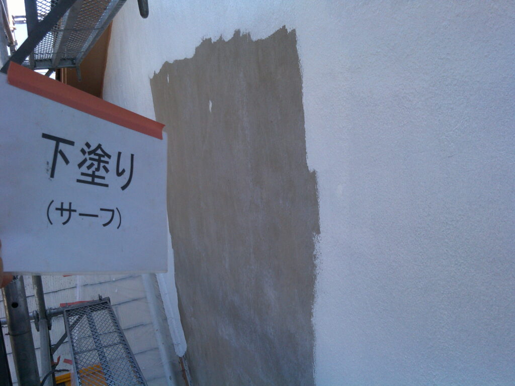 外壁塗装、下塗りの様子。<br />
日本ペイント　パーフェクトサーフ(下塗り)