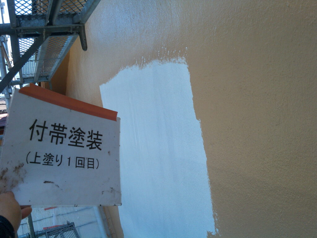 外壁塗装、中塗り(上塗り1回目)の様子。日本ペイント　パーフェクトトップ(17-60H)※特注色