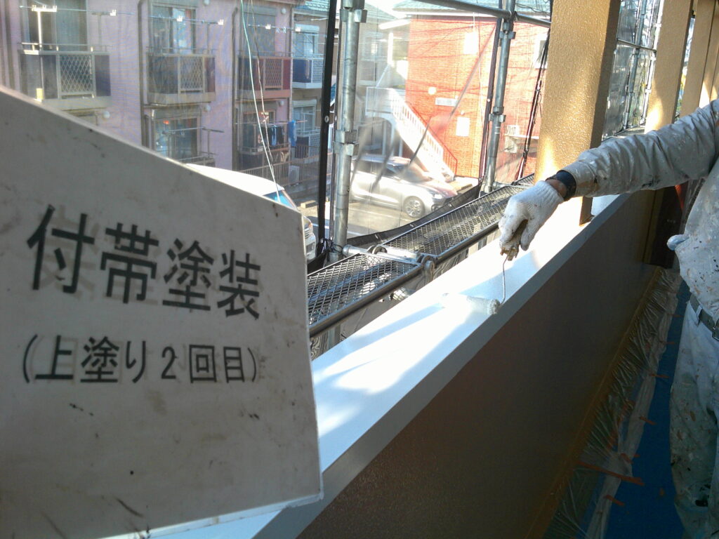 笠木塗装2回目の様子。<br />
日本ペイント　ファインパーフェクトトップ(N-87白)<br />
※サービス工事にて塗装しておきました。