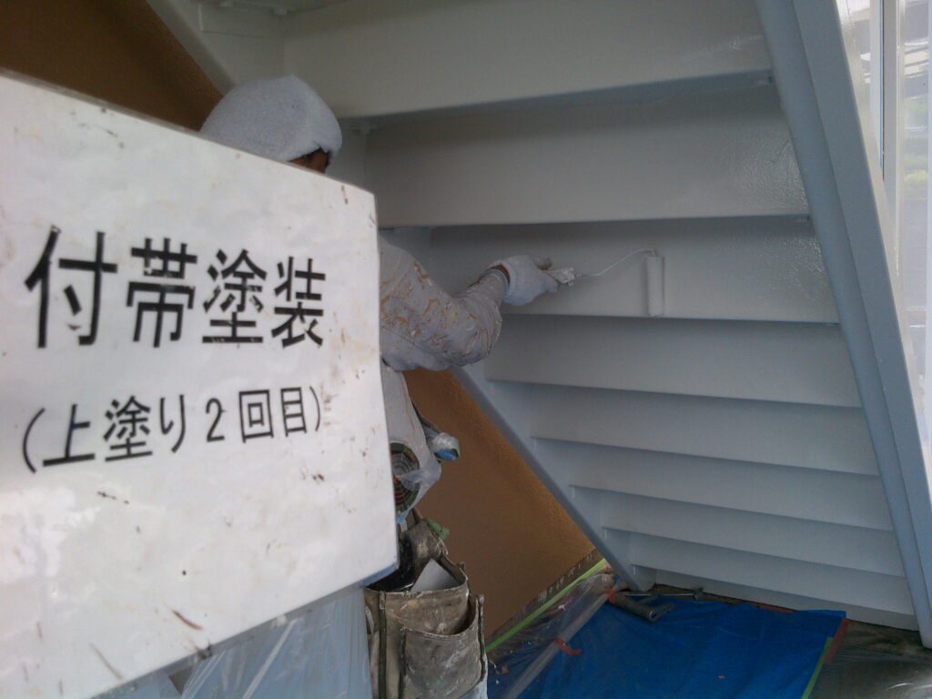 階段鉄骨塗装2回目の様子。<br />
日本ペイント　ファインパーフェクトトップ(N-87白)<br />
※サービス工事にて塗装しておきました。