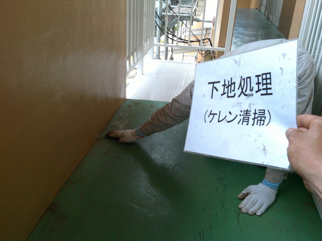 ケレン作業の様子。<br />
マジックロンにてケレン作業を行い、最後に清掃します。
