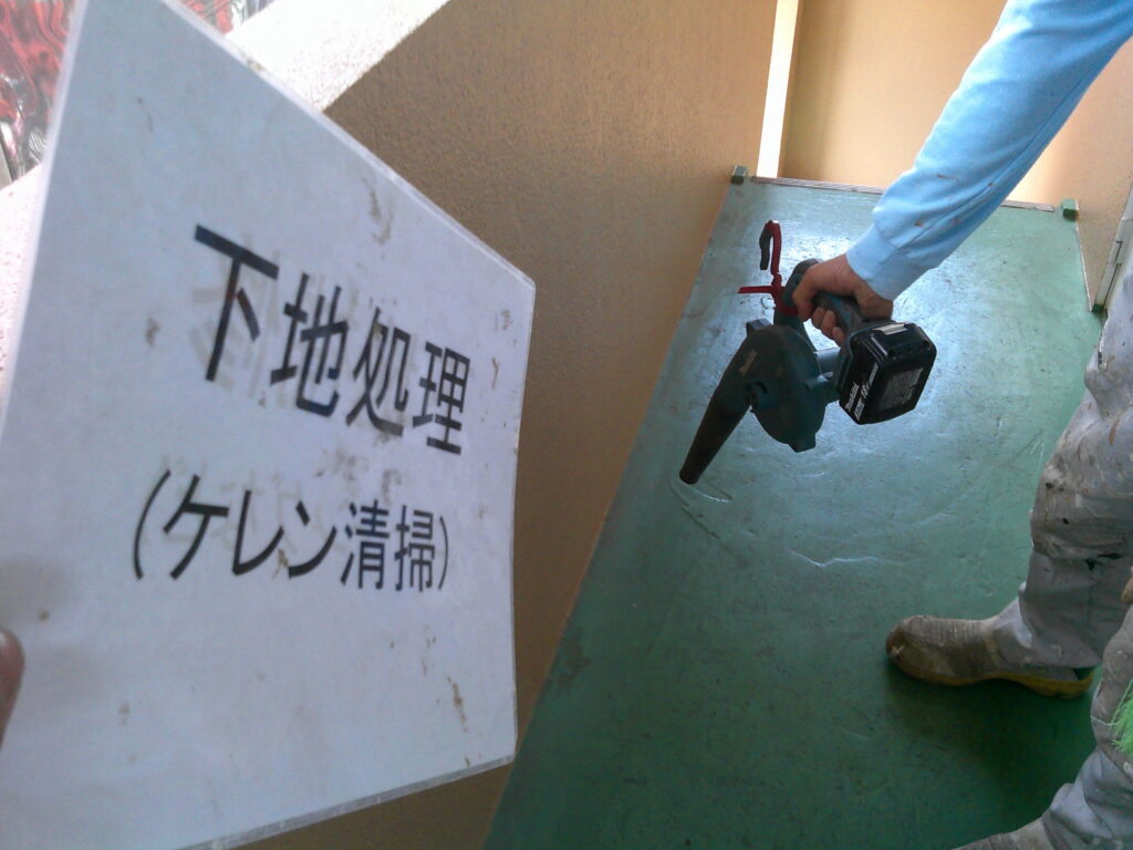 ケレン作業の様子。<br />
マジックロンにてケレン作業を行い、最後に清掃します。