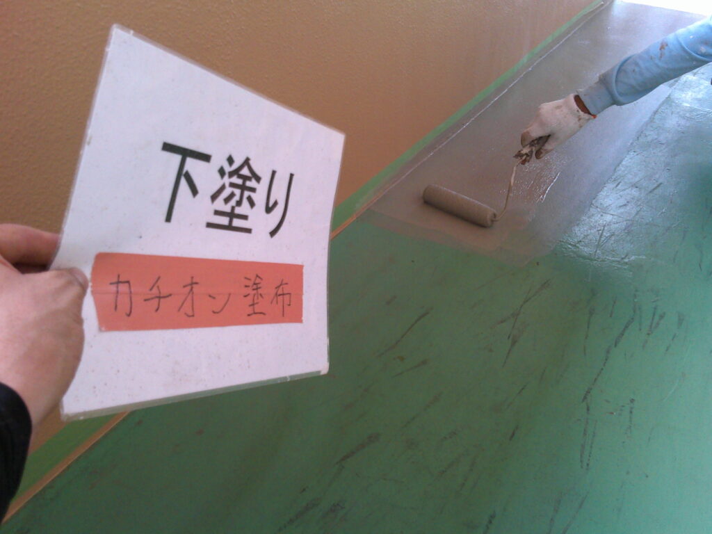 下地調整の様子。<br />
カチオン樹脂モルタル塗布。(NSカチオンワン♯1)