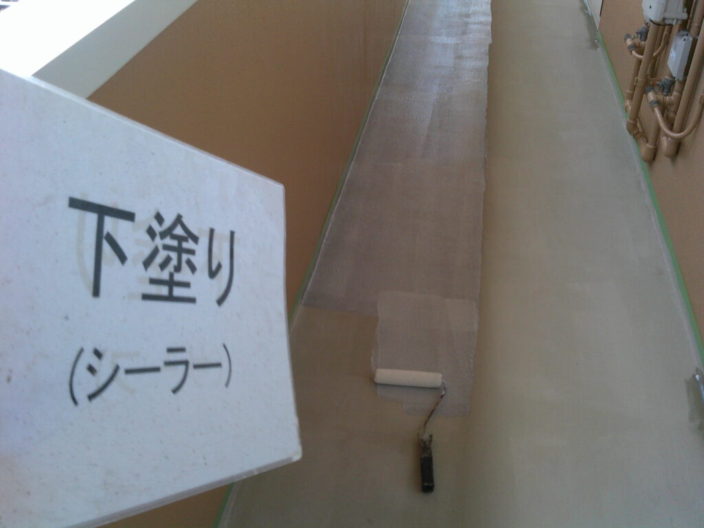 下塗りの様子。<br />
東日本塗料　フローンエコプラ速乾