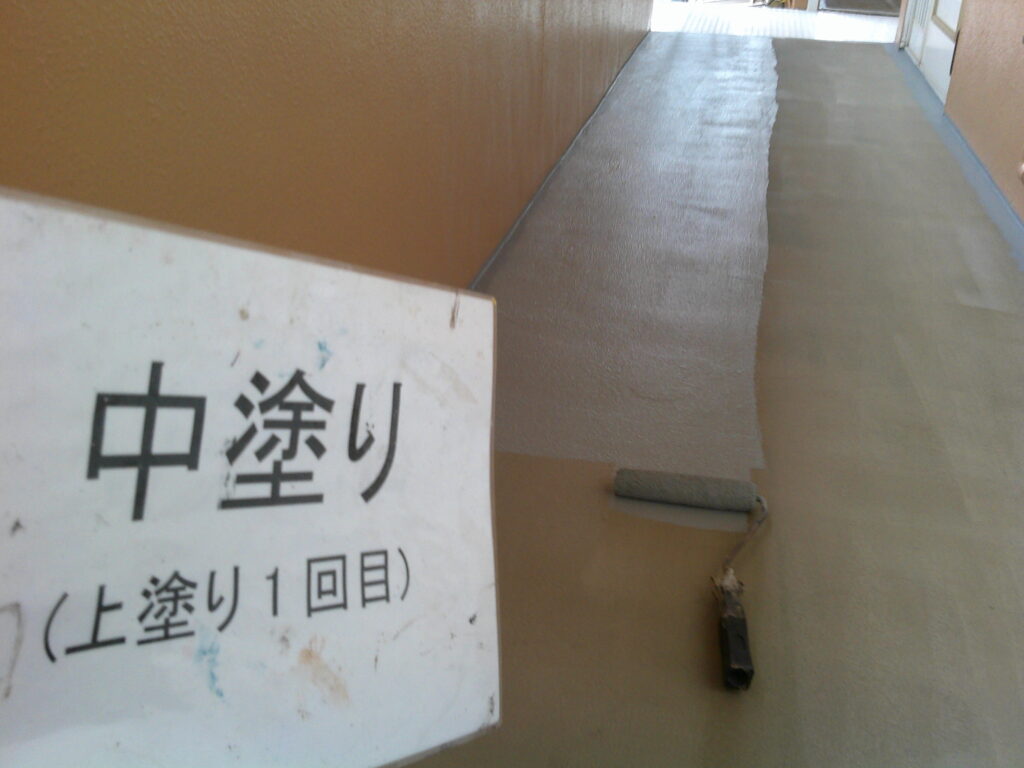 上塗り1回目の様子。<br />
東日本塗料　フローンクイックF