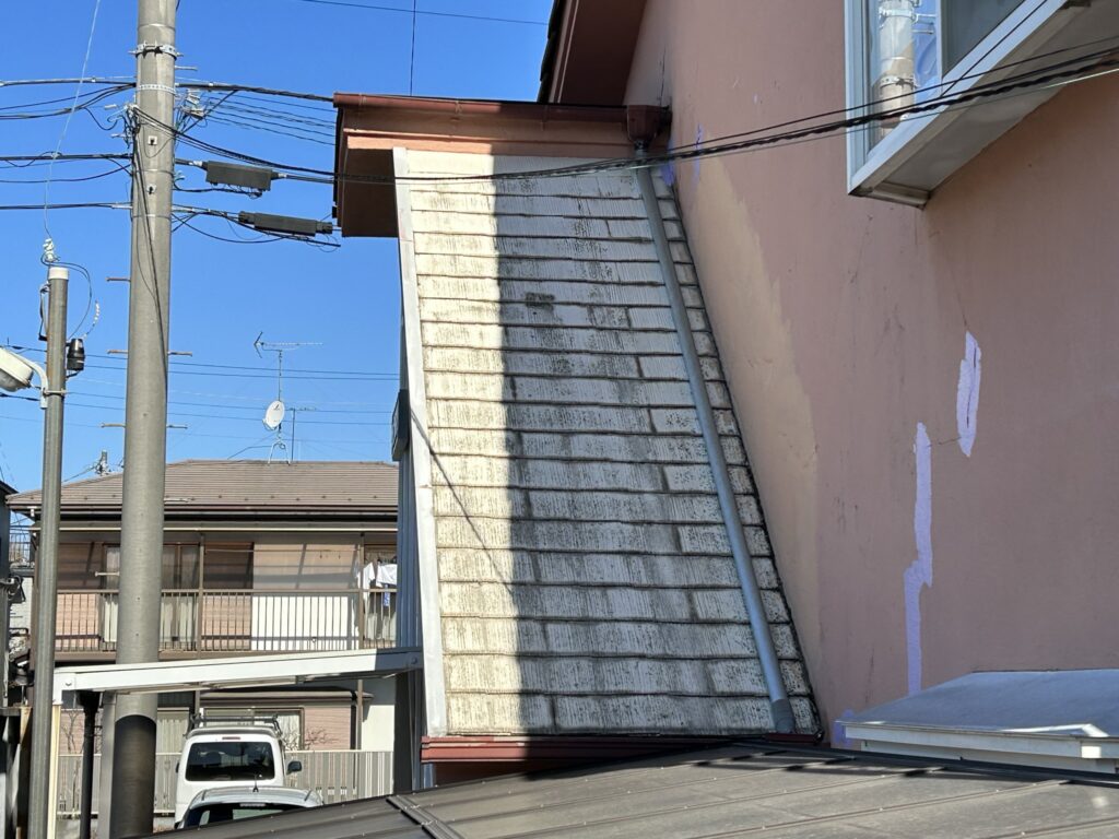 階段に設置されているスレート屋根もかなり傷んでいる。