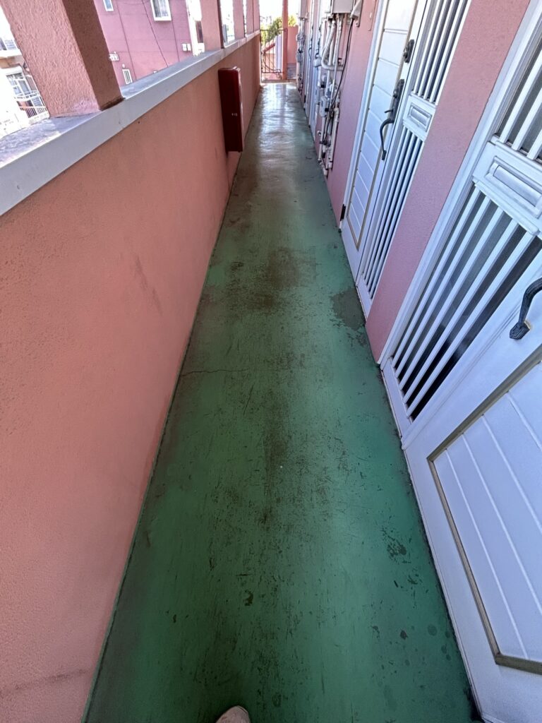 廊下床が剥がれかかっています。