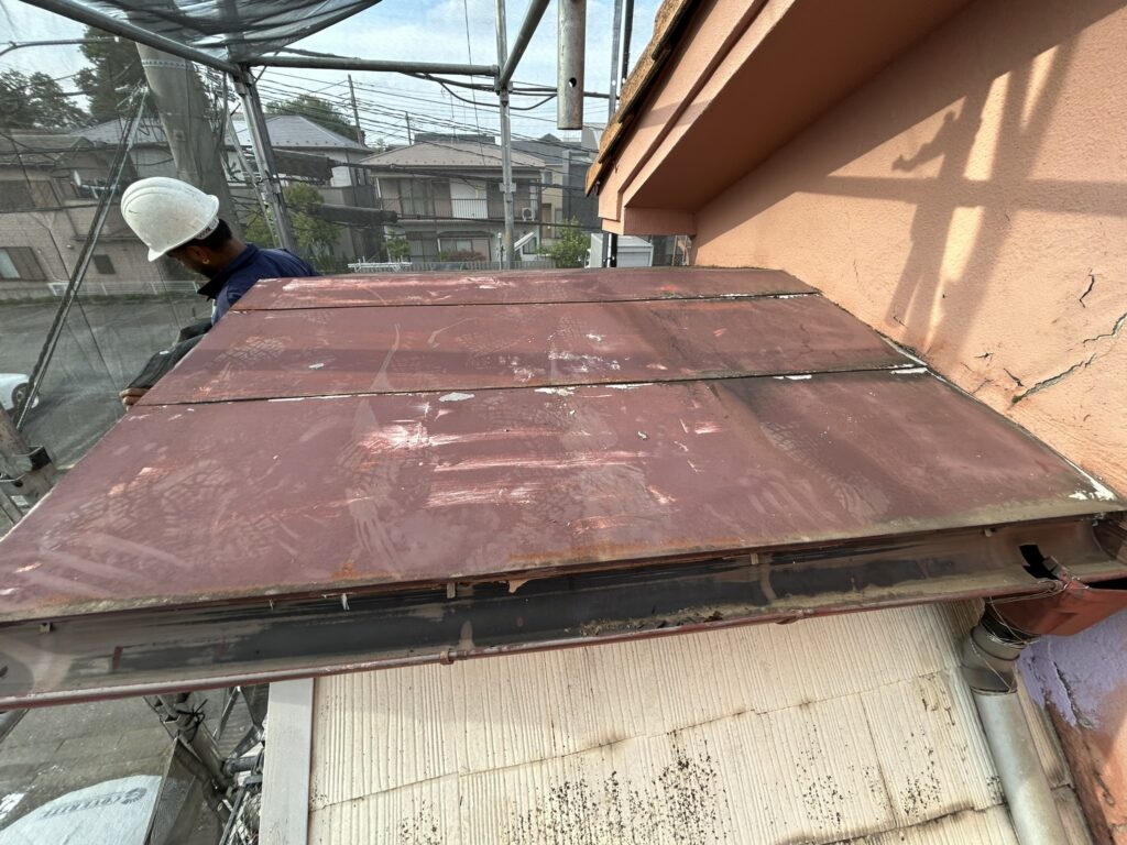 施工前。<br />
階段の屋根部分ですが、劣化しています。