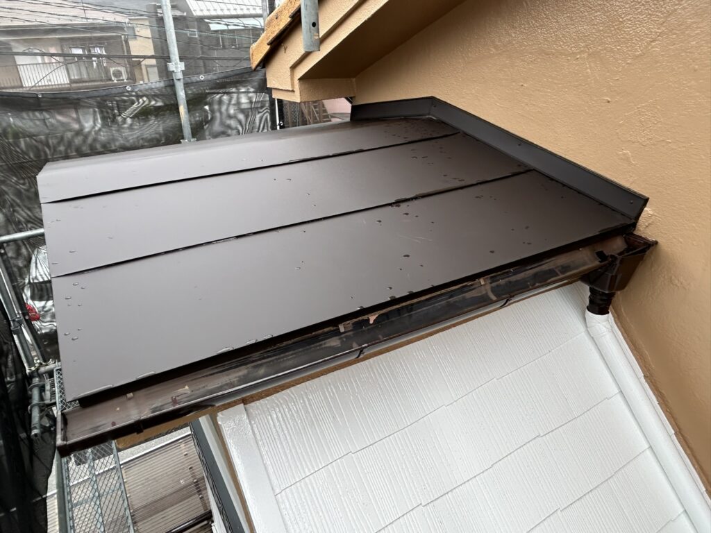 壁際は雨水が入らないよう板金を立ち上げ、コーキング処理をしてあります。