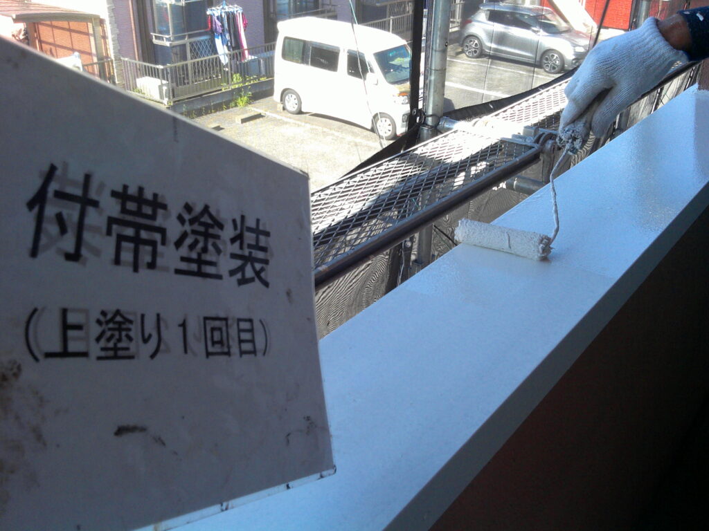 笠木塗装1回目の様子。<br />
日本ペイント　ファインパーフェクトトップ(N-87白)<br />
※サービス工事にて塗装しておきました。