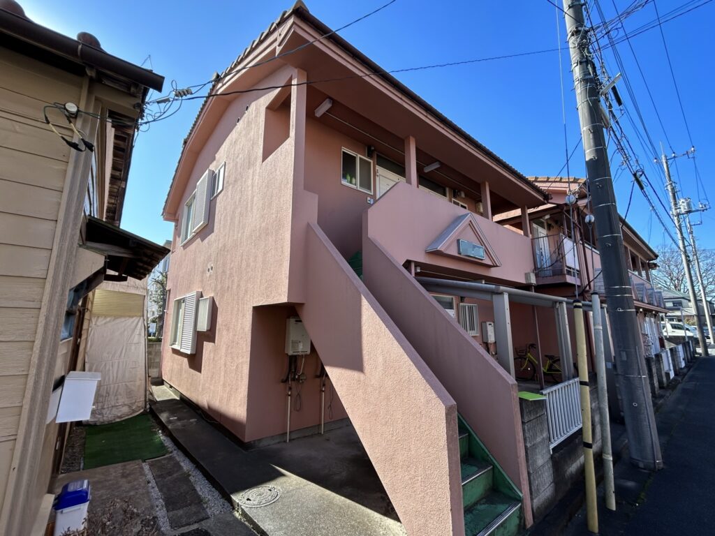 外壁にひび割れが見られます。