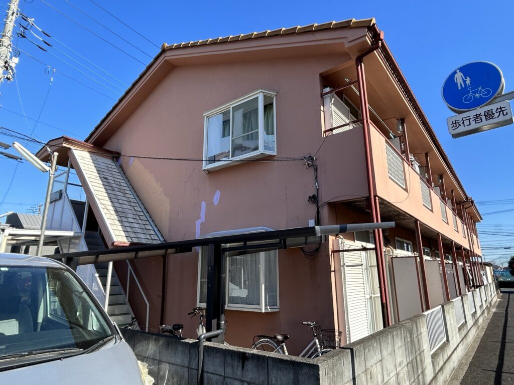 外壁にひび割れ、塗膜剥離が見られます。<br />
