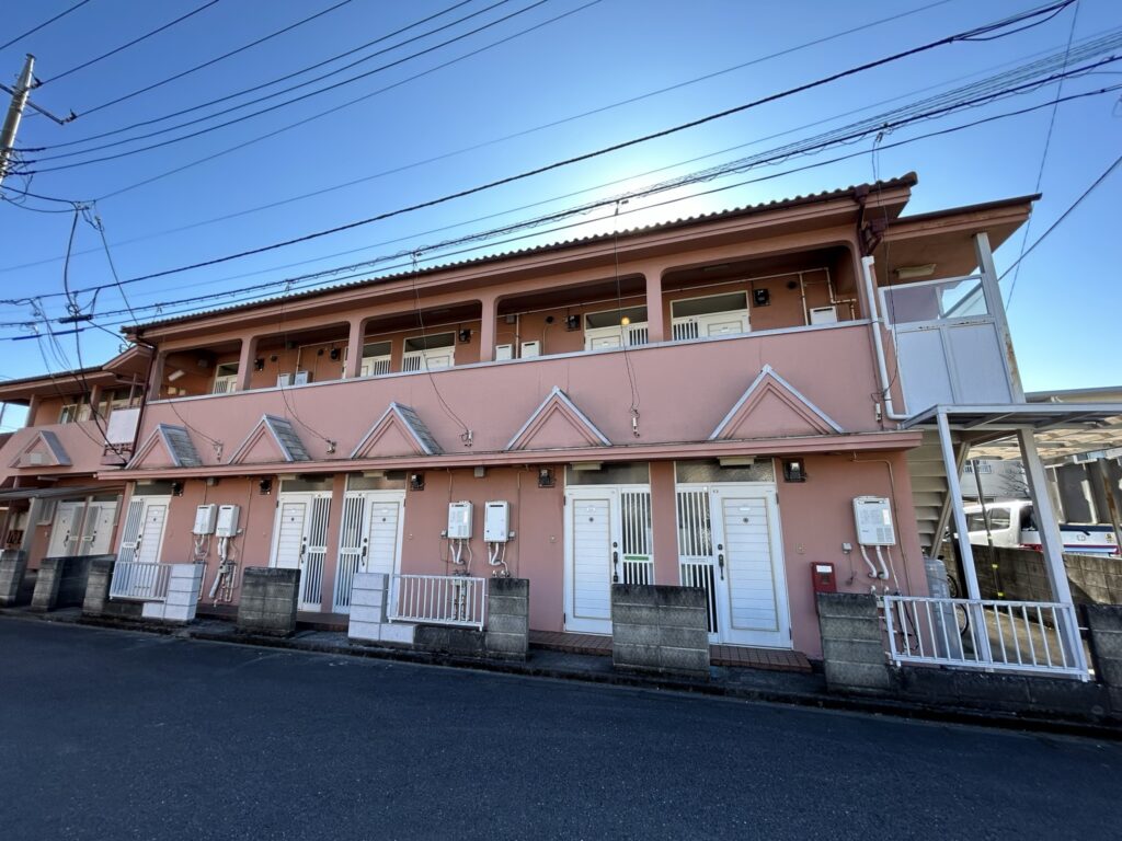 外観全体に色褪せが目立ちます。
