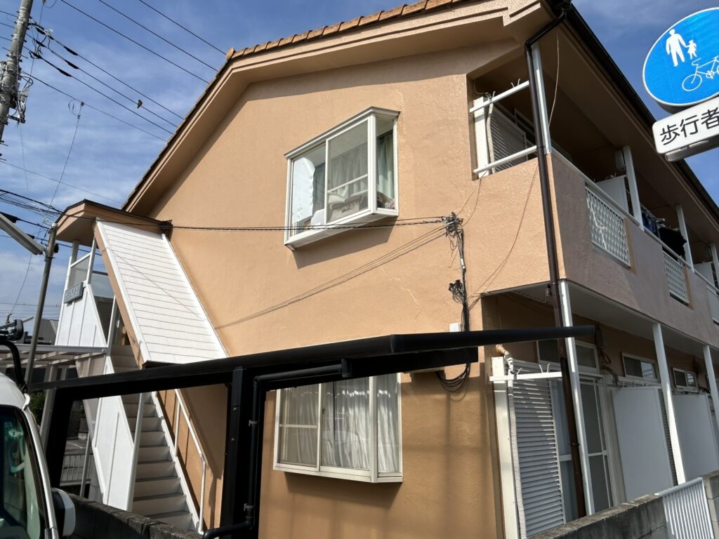ひび割れ補修や塗膜剥離が起きていましたが、すっかりキレイに修復されました。