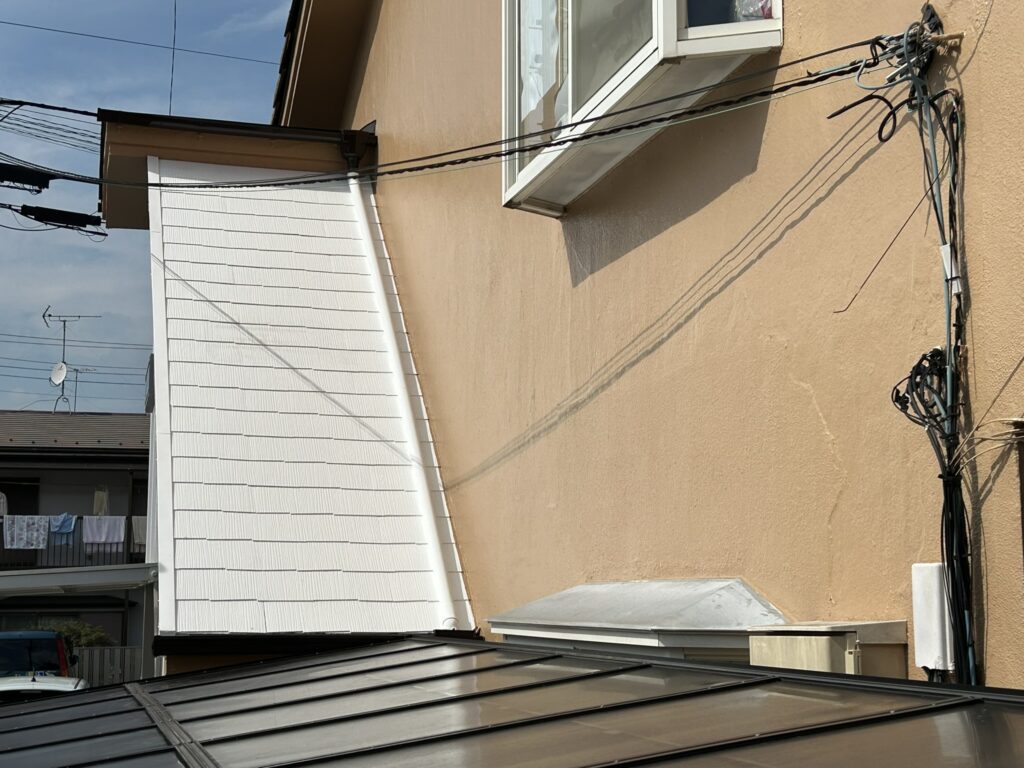 階段屋根も白にして、出窓のサッシと同じ色になり、統一感が出ています。
