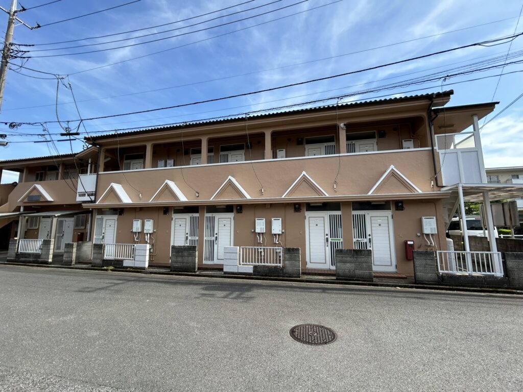 玄関の下屋根は、白にしたことで玄関ドアと同じ色で統一感が出て見た目がキレイにスッキリしました。
