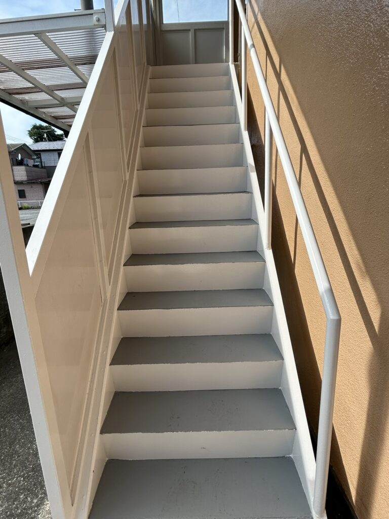 階段部分の鉄骨、階段の踏面もキレイになりました。<br />
